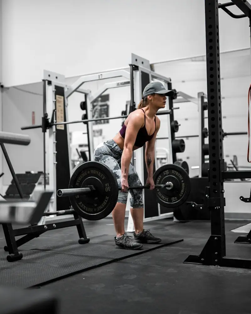 Antrenament personal și exerciții de forță într-o sală de fitness din Cluj-Napoca